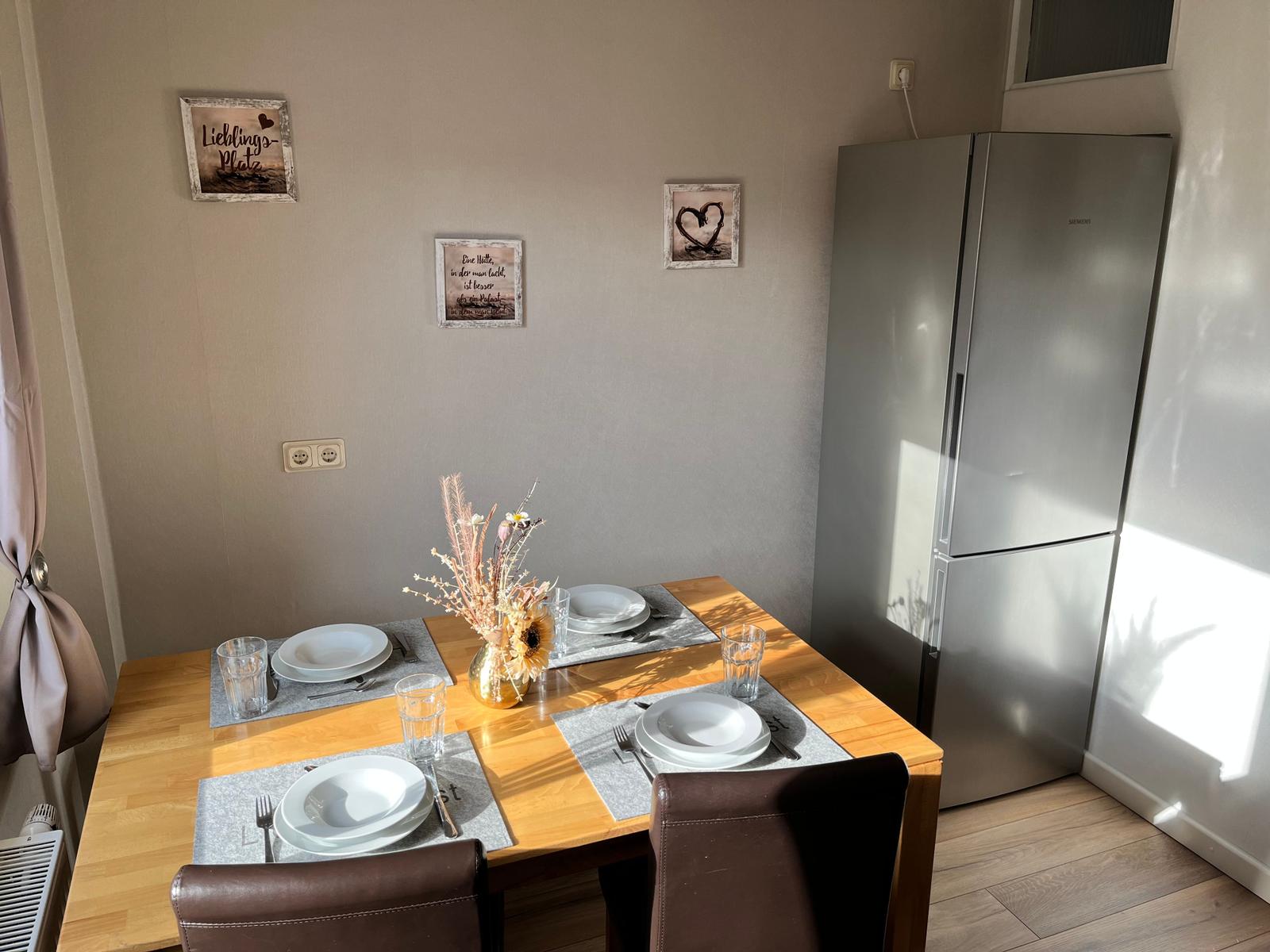 Die Sitzgruppe in der Küche mit Kühl-/Gefrierkombi