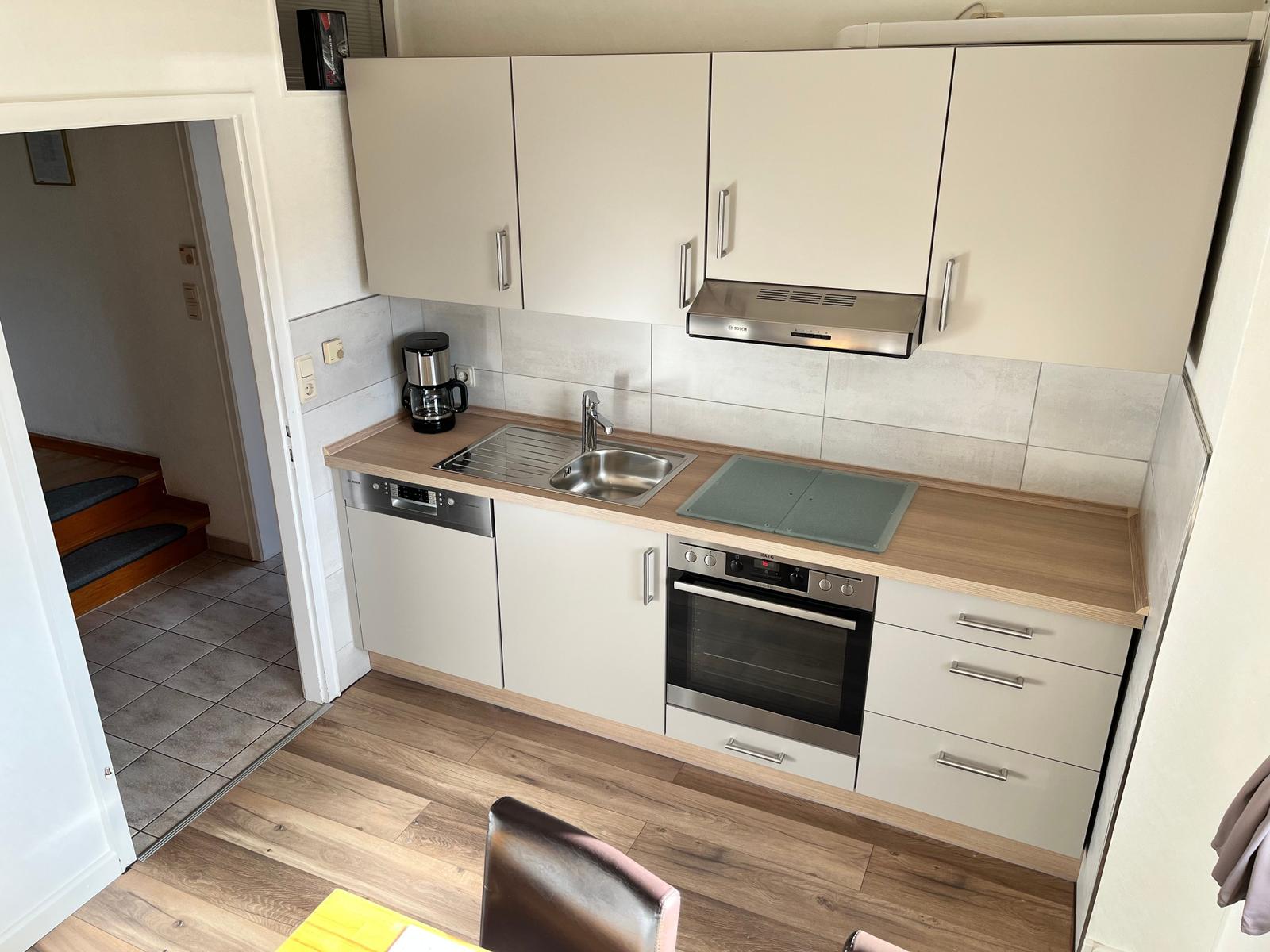 Die Küchenzeile mit Edelstahlgeräten