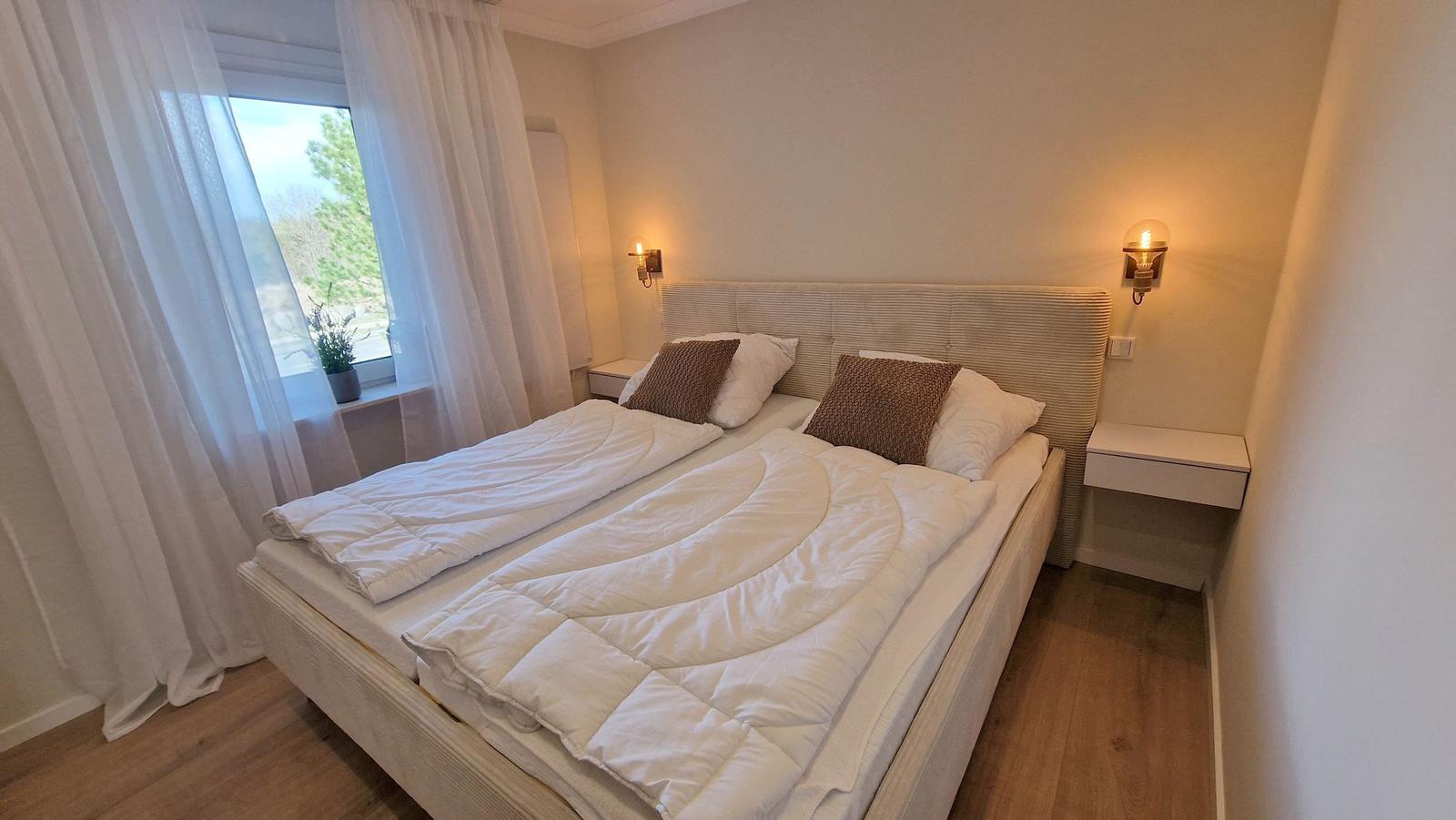 Schlafzimmer mit Doppelbett...