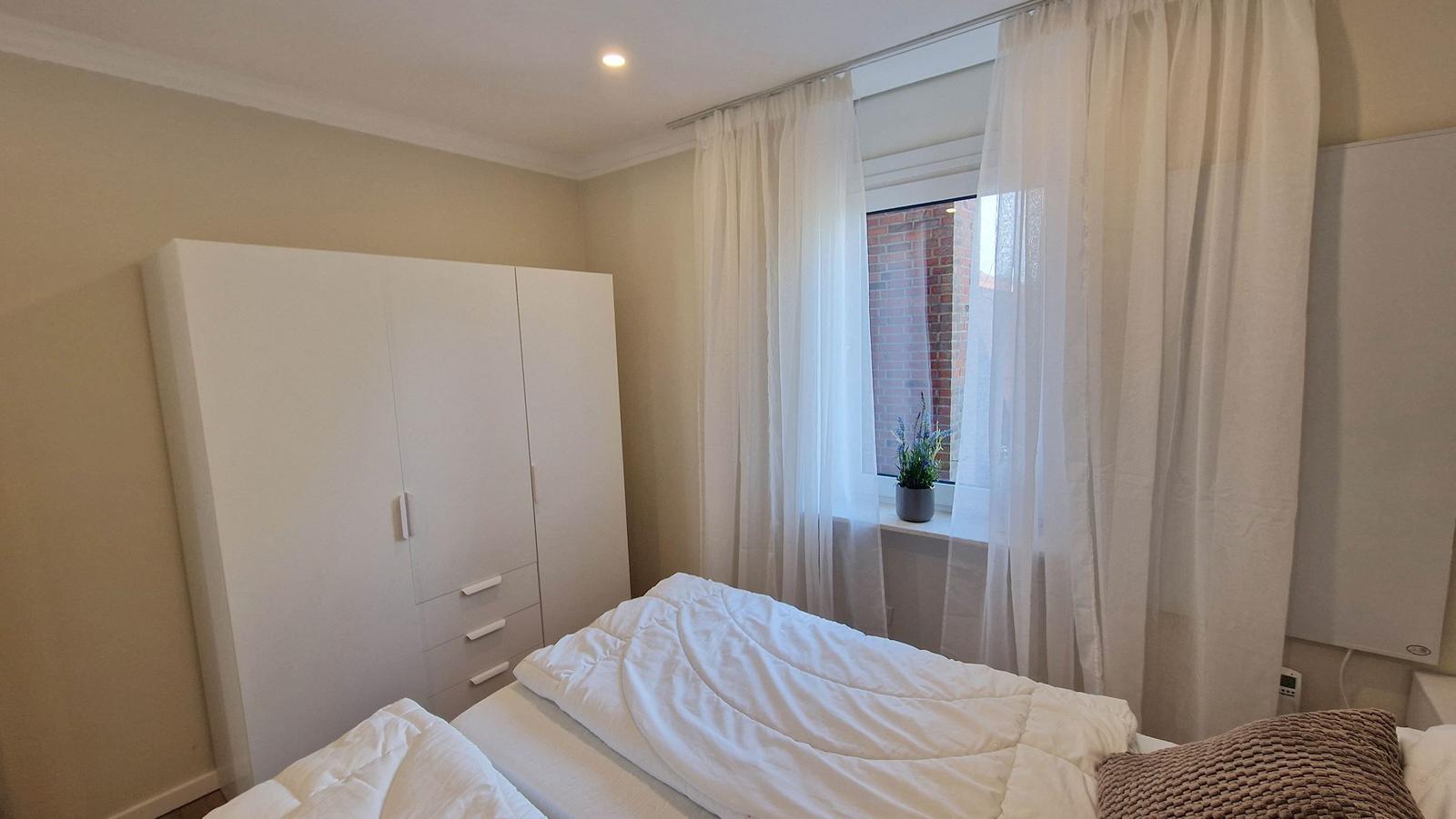 Schlafzimmer mit Kleiderschrank...
