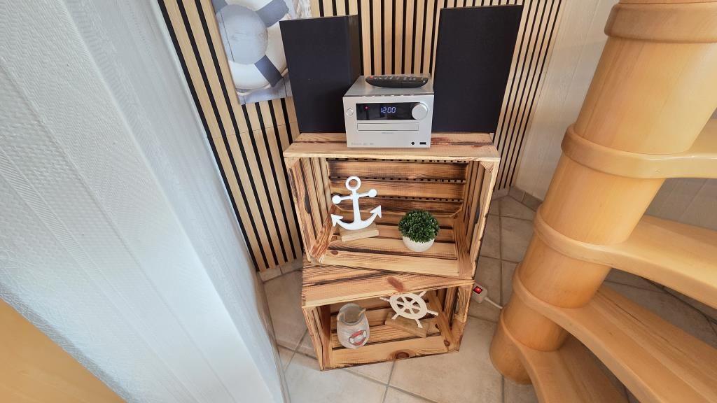Holzregal mit Anker, Pflanze und Stereoanlage