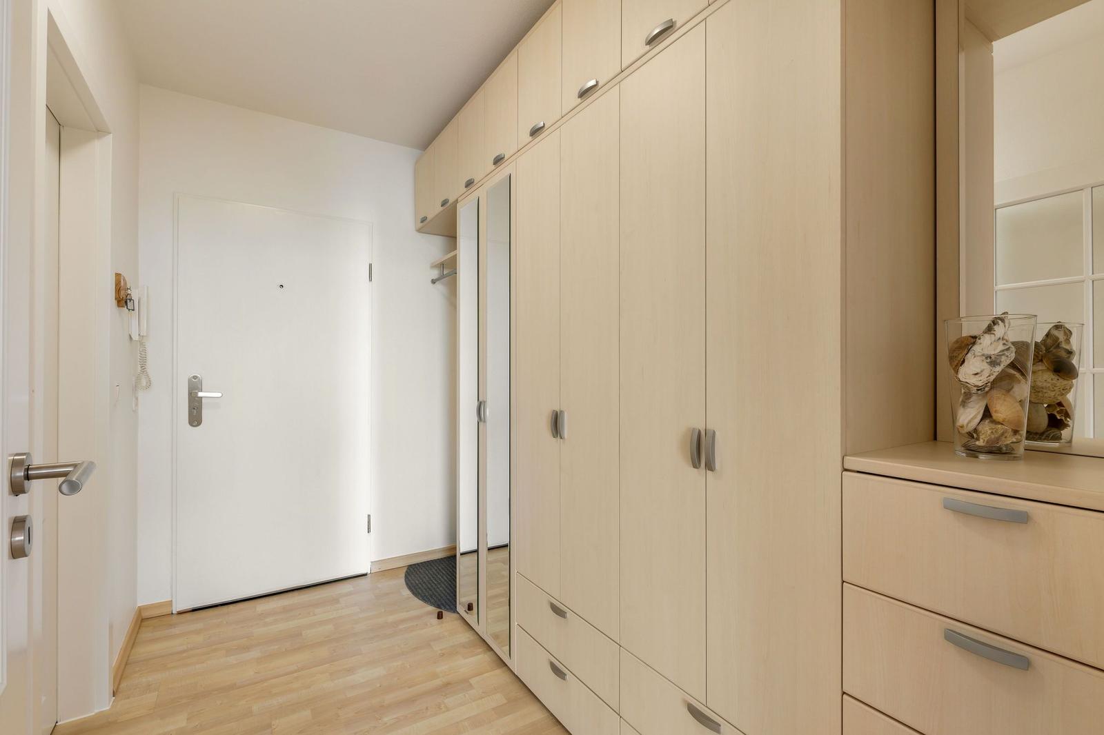 Eingangsbereich mit Kleiderschrank und Tür