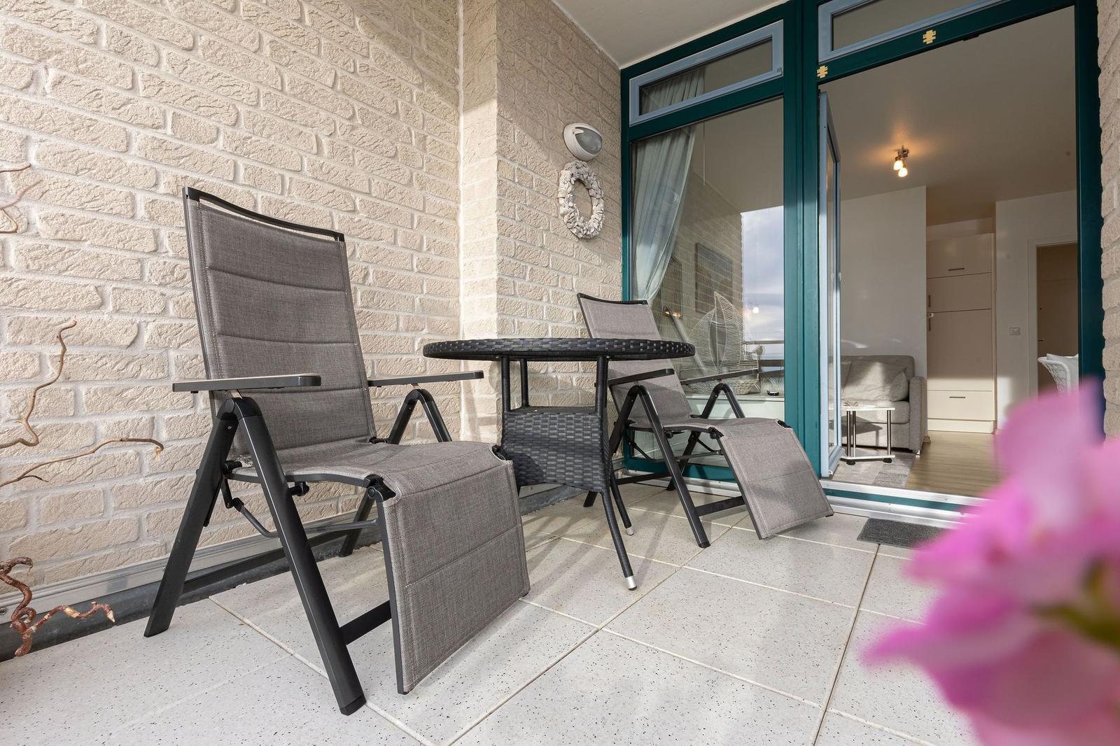 Terrasse mit Sitzgruppe und Blick ins Haus.