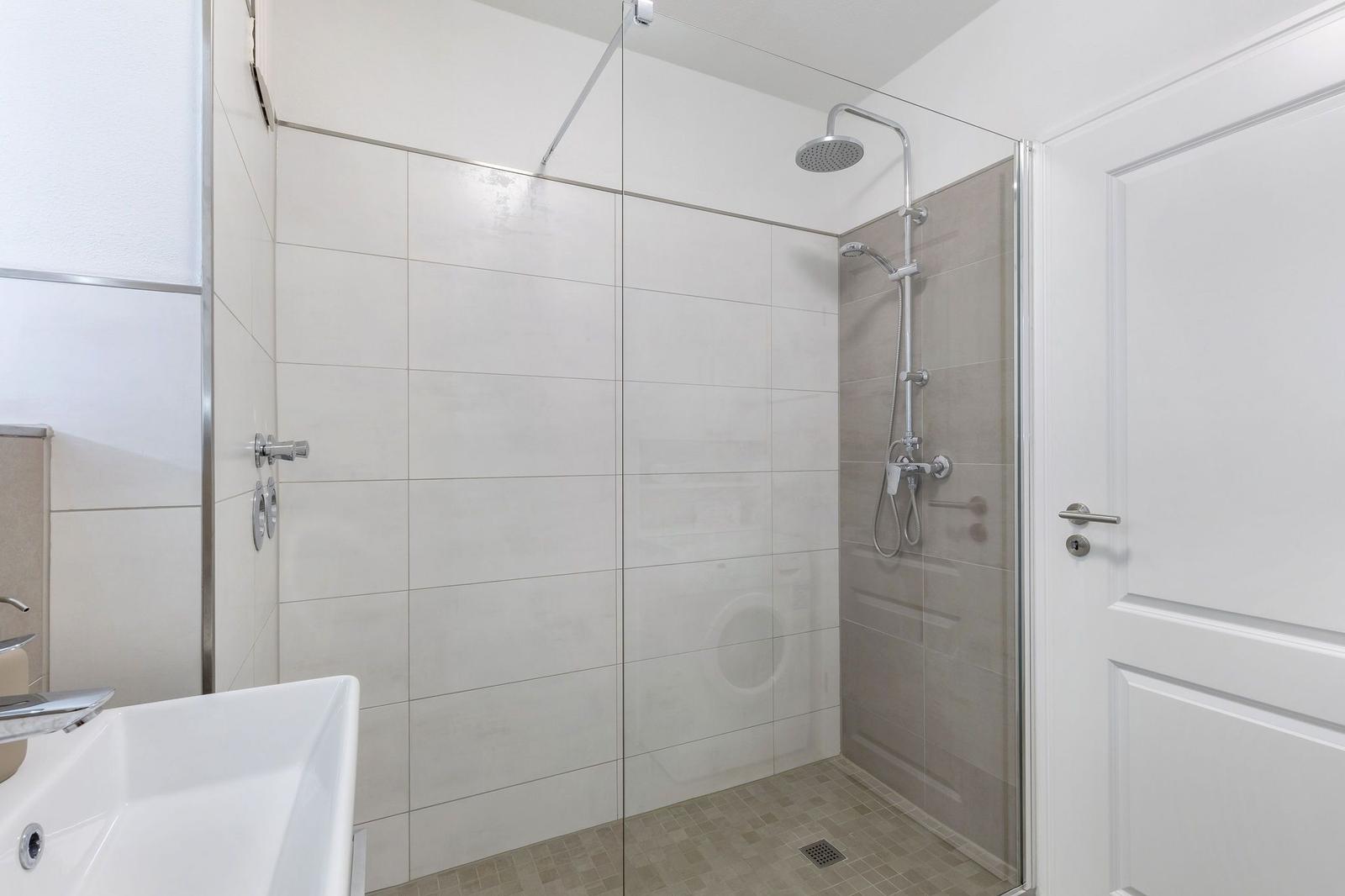 Badezimmer mit Dusche und Waschbecken