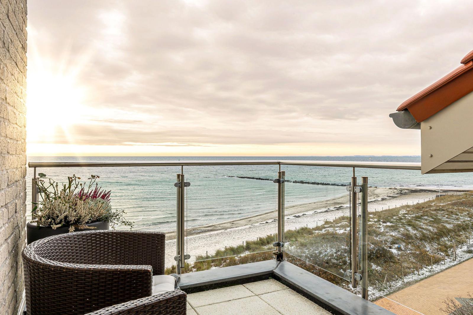 Terrasse mit Meerblick, Sitzgelegenheit und Pflanze