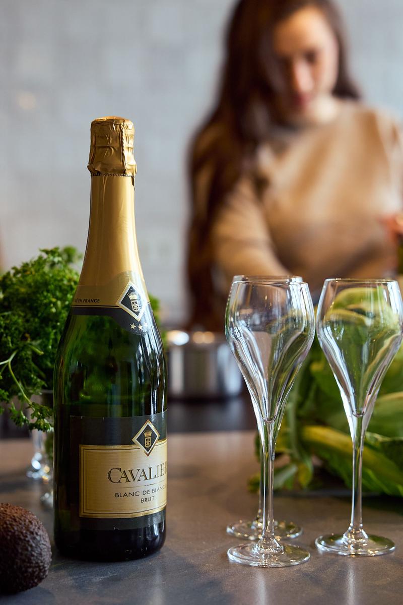 Eine Flasche Champagner und zwei Gläser auf einer Arbeitsfläche.