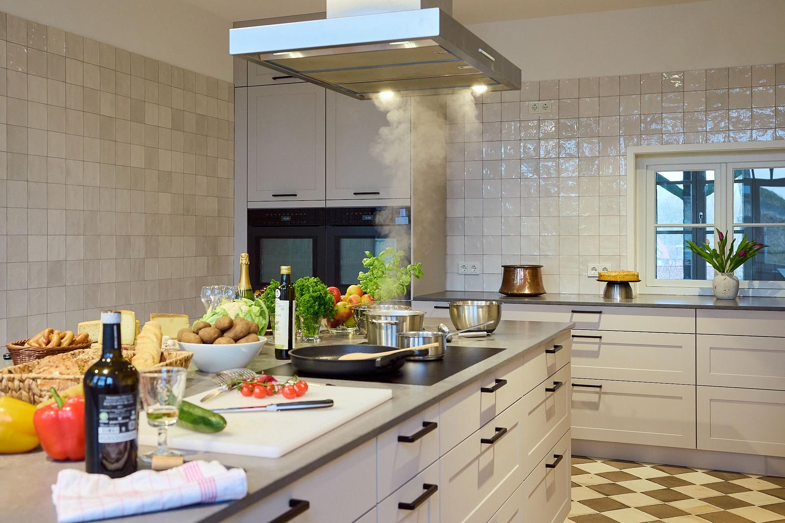 Moderne Küche mit Arbeitsplatte, Küchenzeile und Fenster