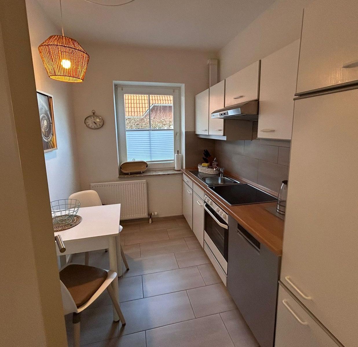 Küche mit Essbereich, Fenster, Küchenzeile und moderner Einbauküche.