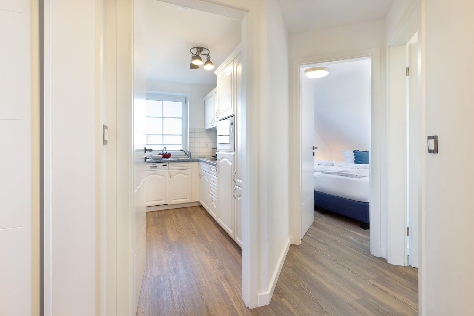 Küche und Schlafzimmer sind über einen Flur erreichbar.