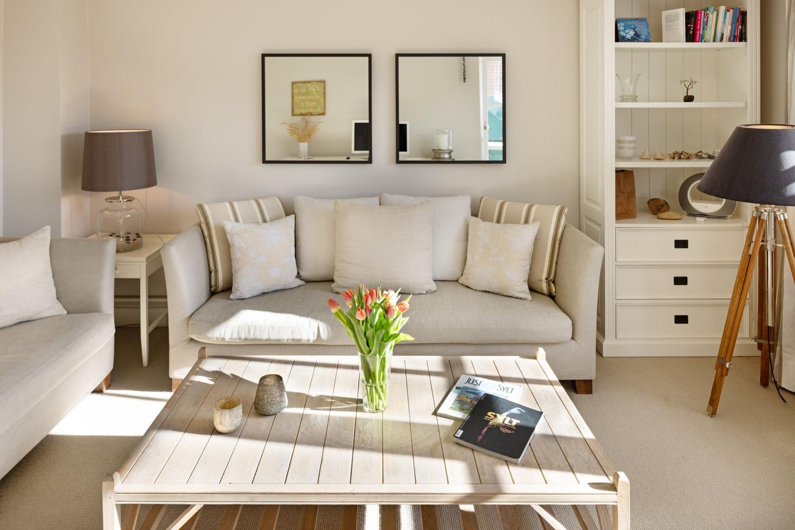 Ein Wohnzimmer mit Sofa, Couchtisch und Bücherregal.