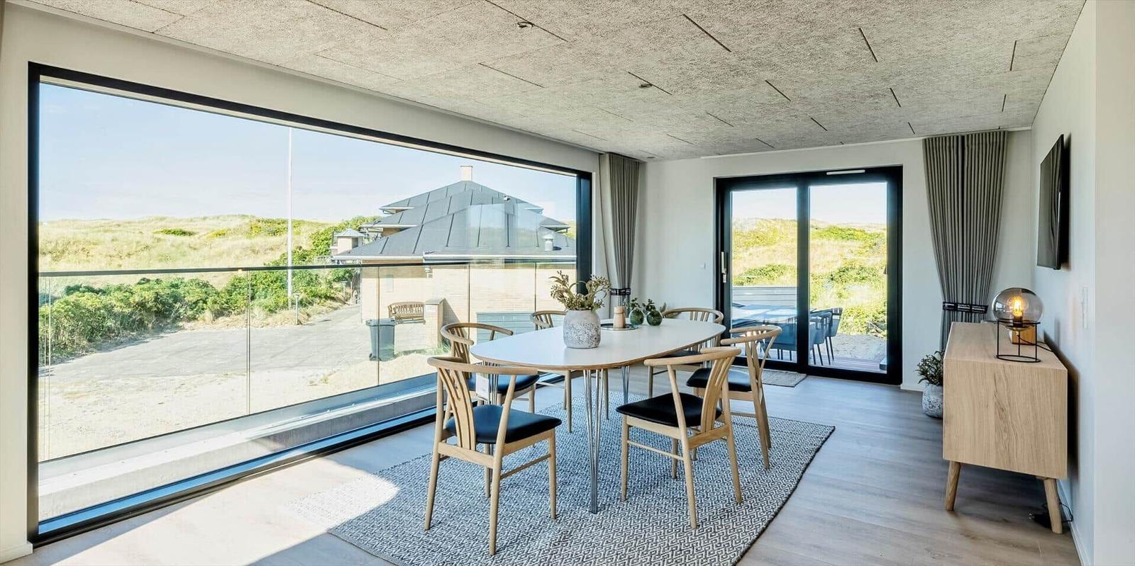 Esszimmer mit Tisch, Stühlen und Blick auf den Garten