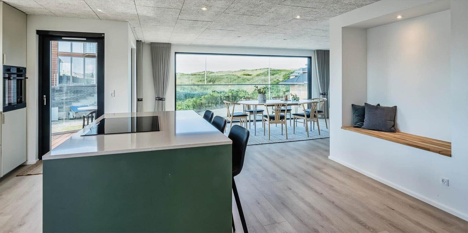 Moderne Küche mit Essbereich und Blick auf die Landschaft.