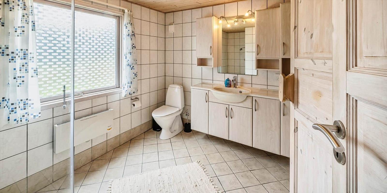 Badezimmer mit Dusche, Toilette und Waschbecken