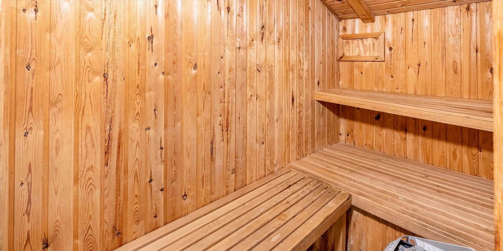 Holzsauna mit Sitzbänken und Ablagefläche