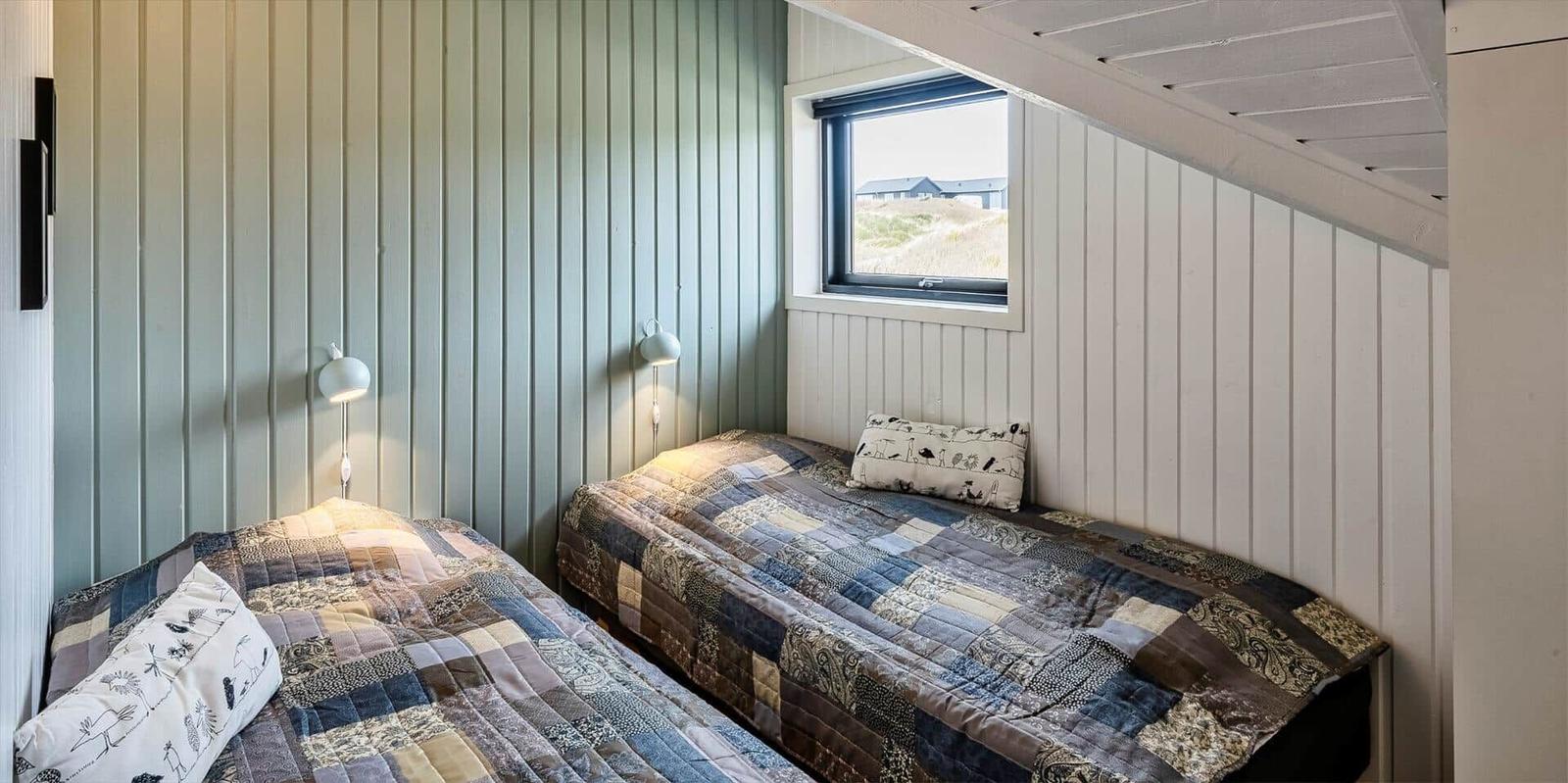 Zwei Betten mit Patchwork-Bettwäsche unter einem Dach
