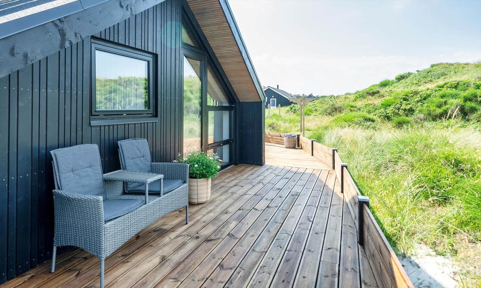 Terrasse mit Sitzgelegenheit und Blick auf Grünflächen