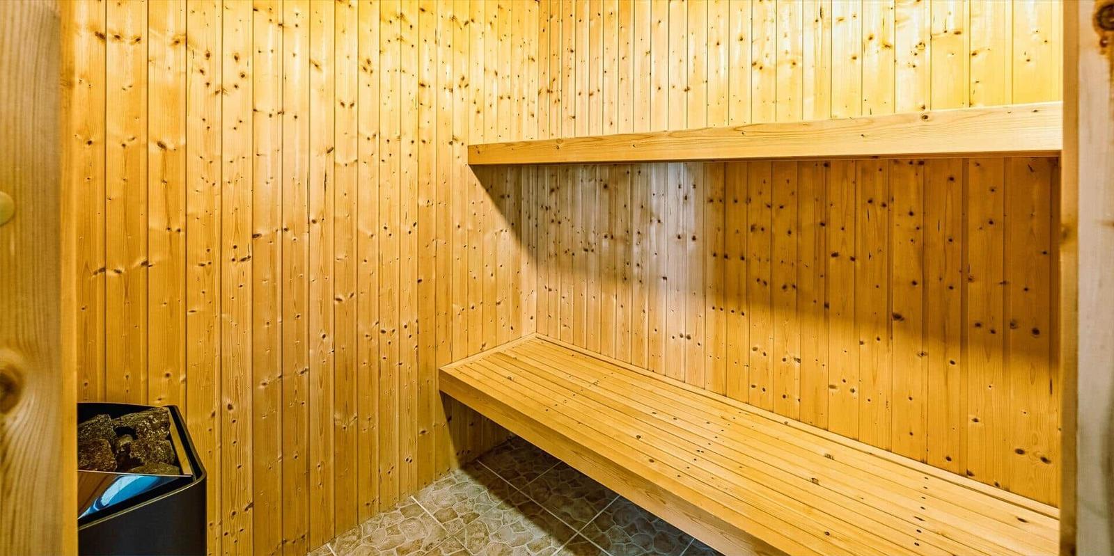 Sauna mit Holzwand und Sitzbank