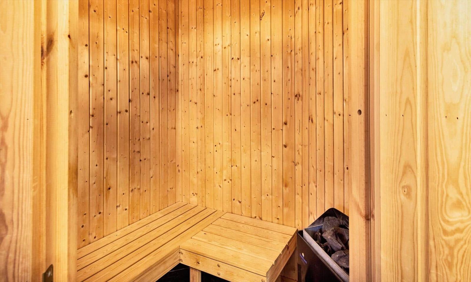 Sauna mit Holzwandverkleidung und Sitzbank in Ecke