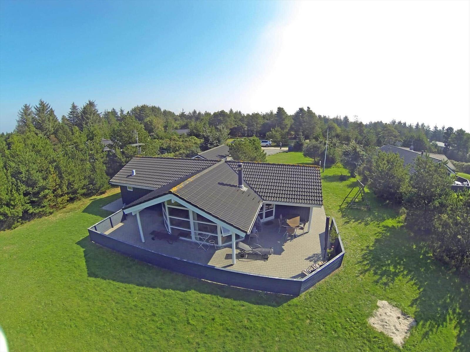 Haus mit großem Balkon, Garten und Terrasse im Grünen.