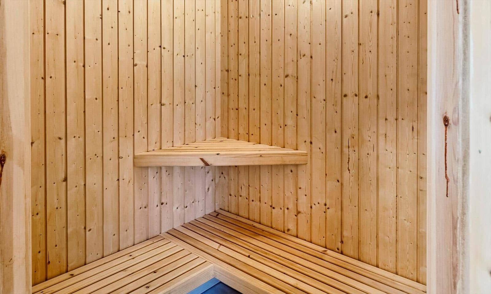 Sauna mit Holzwand und Sitzbank