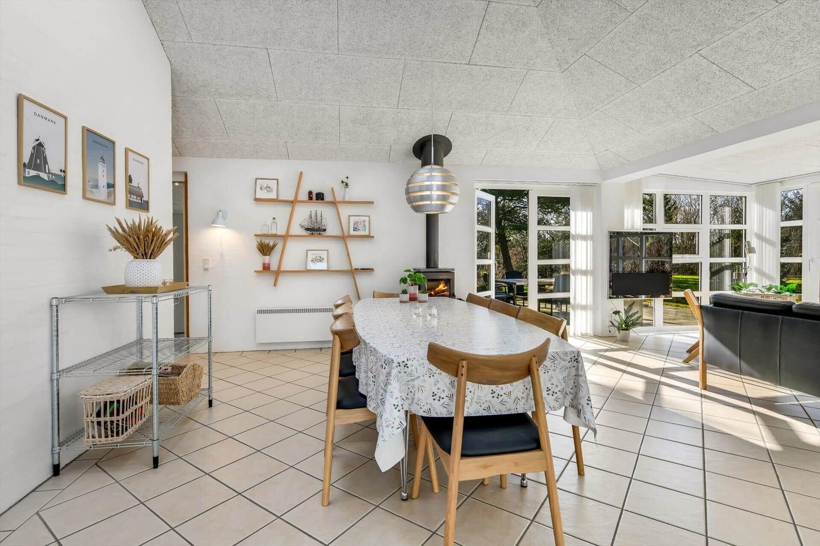Esszimmer mit Tisch, Stühlen und Blick auf Garten