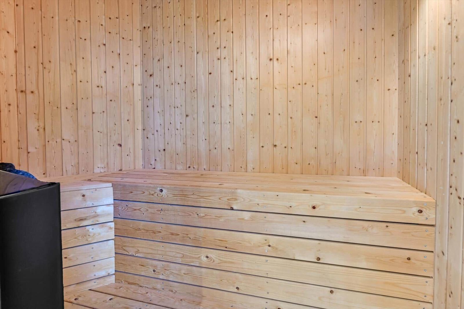 Sauna mit Holzwand und Sitzbank