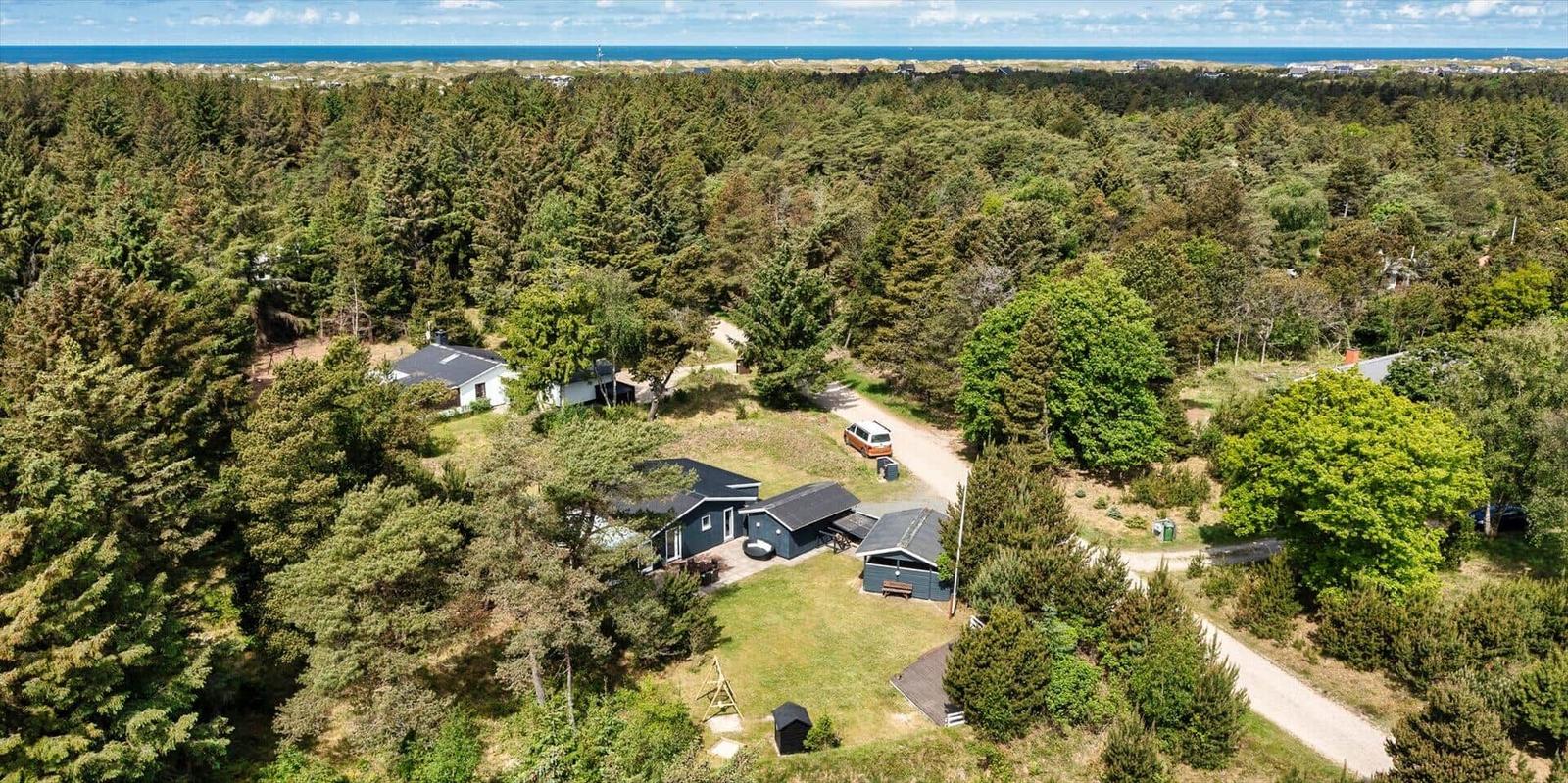 Haus in Wald mit Blick auf Meer und Parkplatz