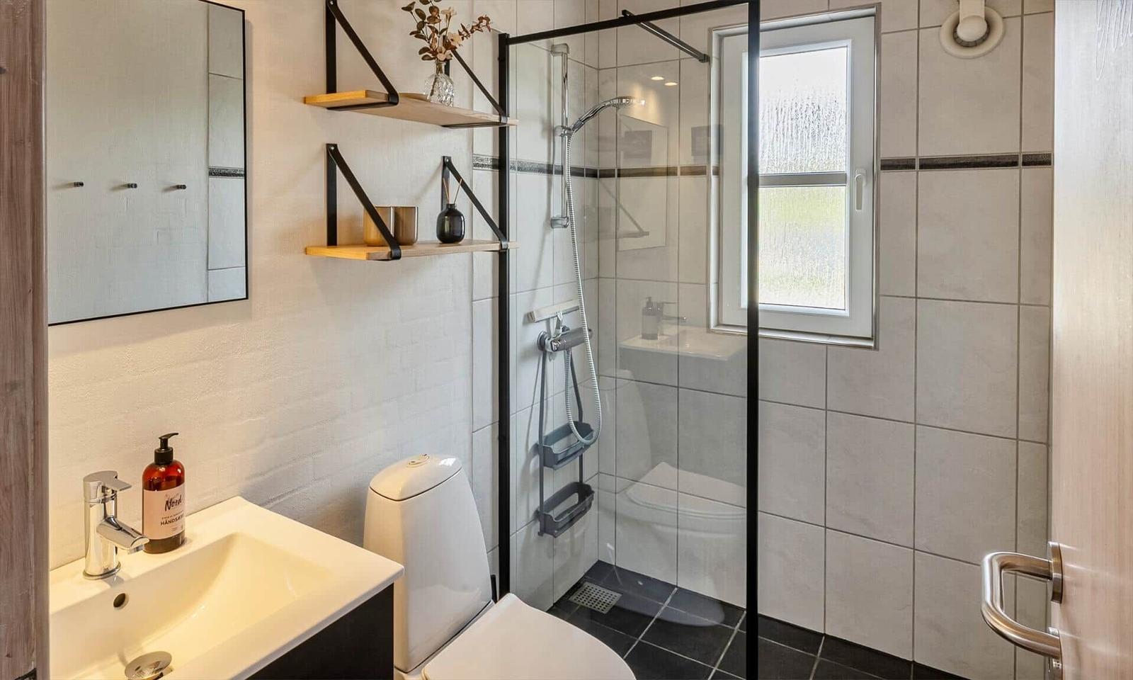 Badezimmer mit Dusche, Toilette und Waschbecken