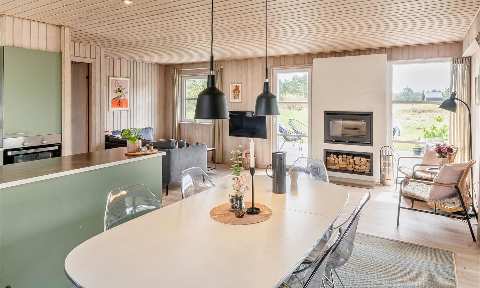 Moderne Küche mit Essbereich und Kamin im Wohnzimmer