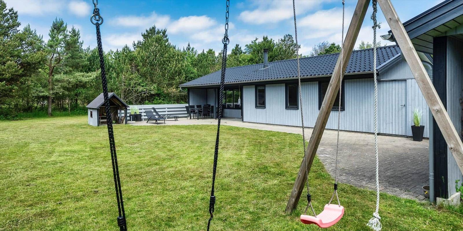 Haus mit Garten, Schaukel und Terrasse im Wald