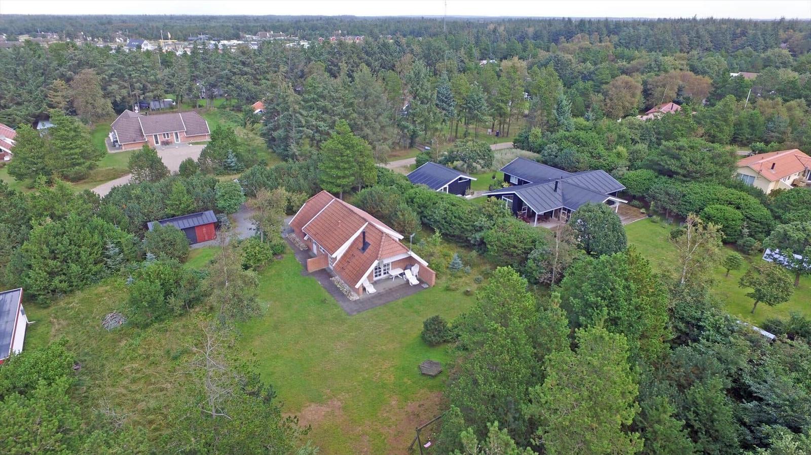 Haus mit rotem Dach und Garten in Waldnähe