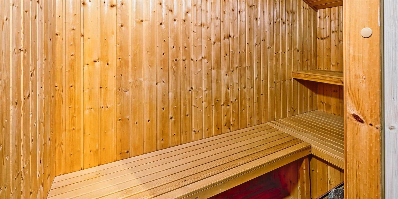 Sauna mit Holzwand und Sitzbänken