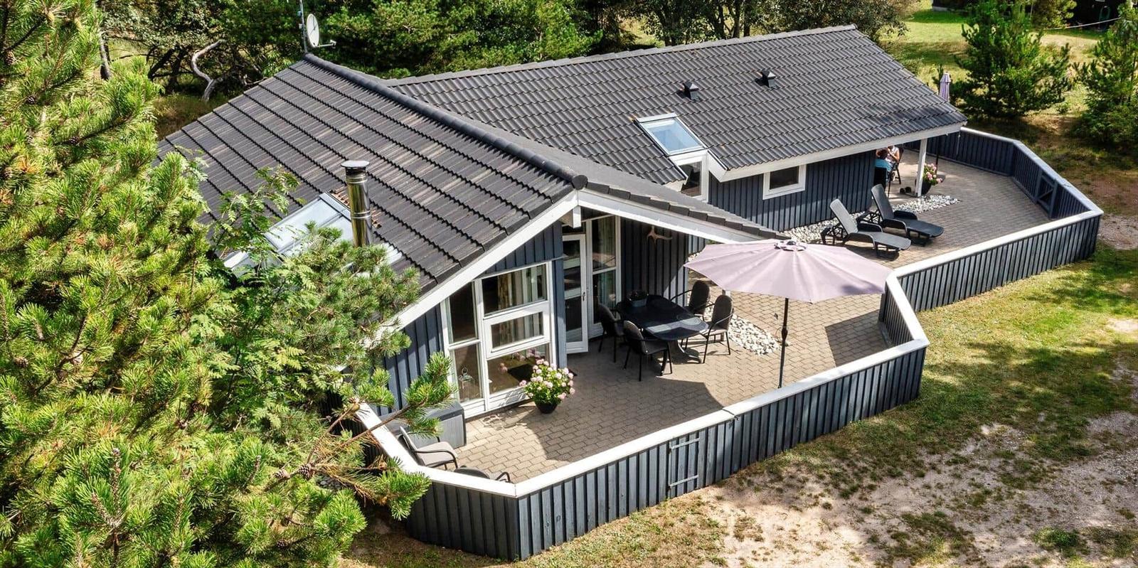 Haus mit Terrasse, Garten und Grillplatz. Außenbereich mit Sitzgelegenheiten.