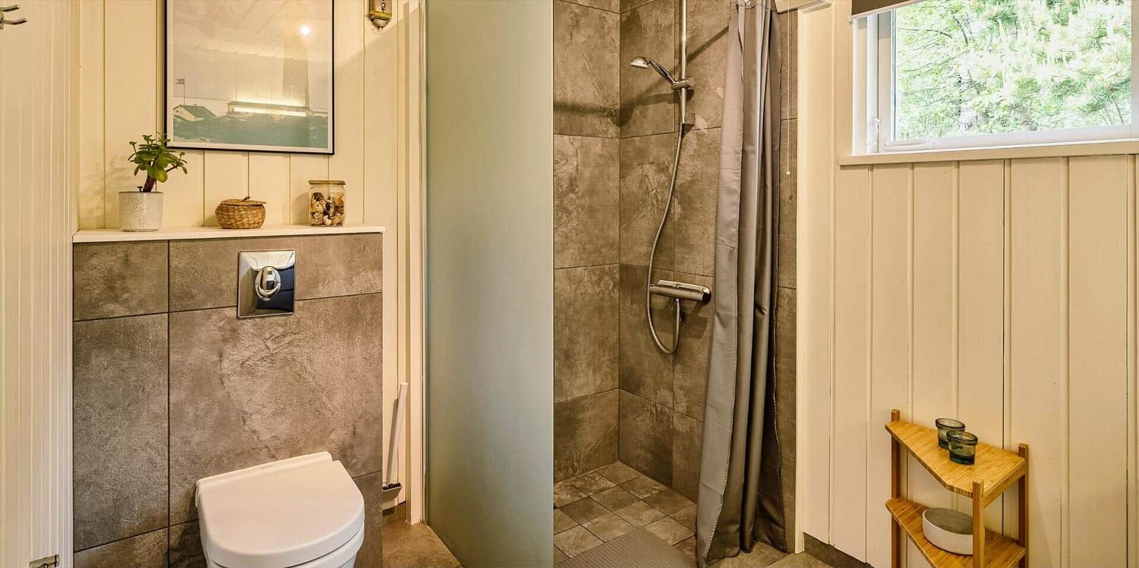 Bad mit Dusche, Toilette und Holzregal. Fenster mit Blick auf Bäume.