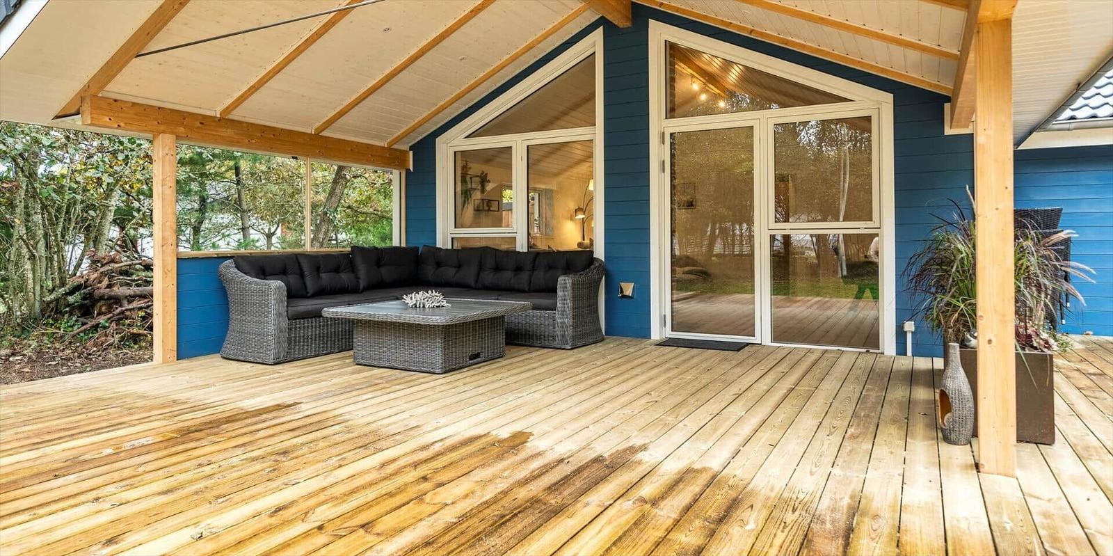 Terrasse mit Sitzgruppe und Glasfront zur Wohnung