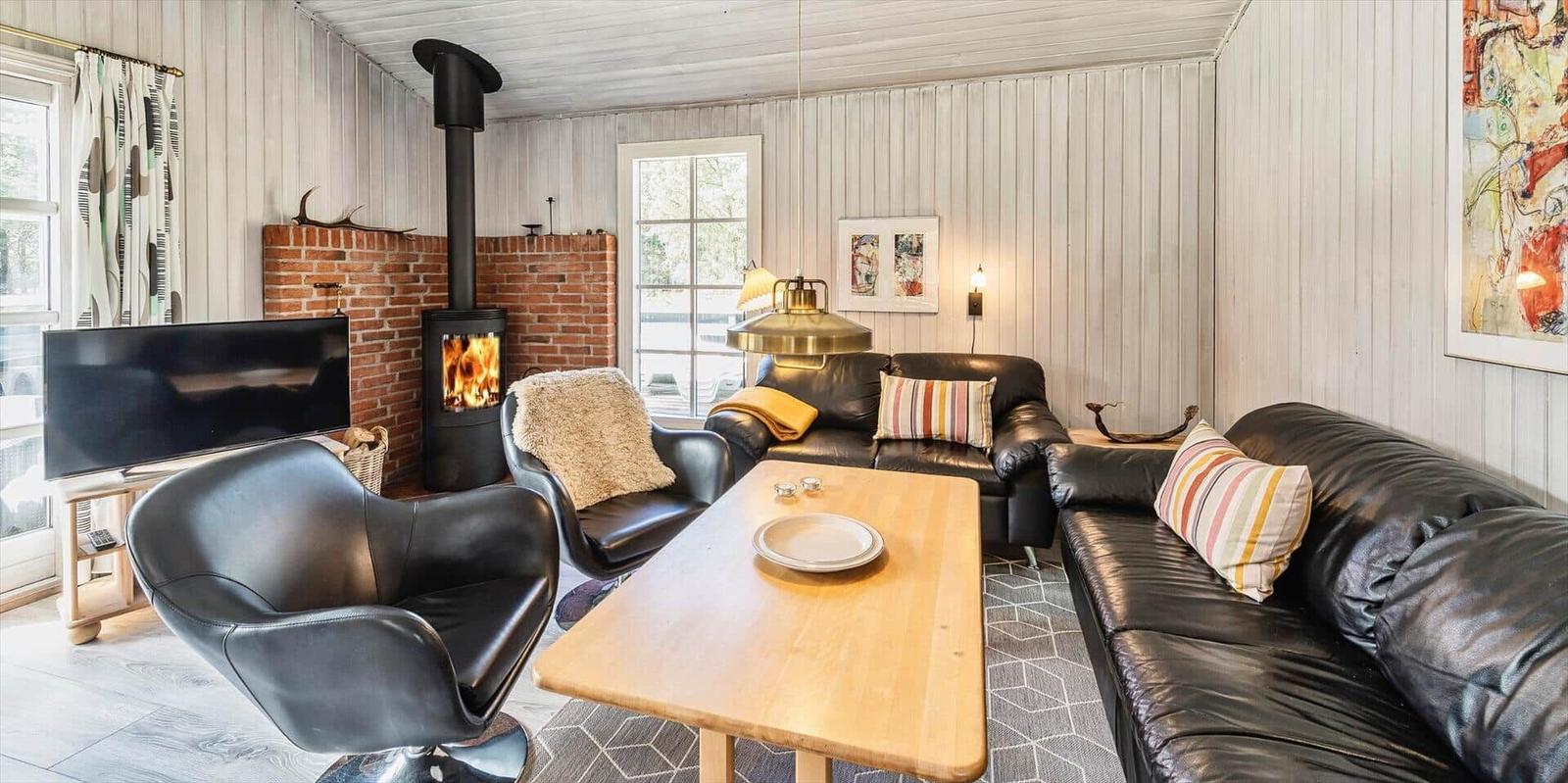 Wohnzimmer mit Kamin, Sofa und Tisch