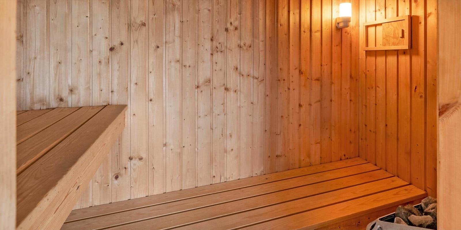 Sauna mit Holzwand und Sitzbänken
