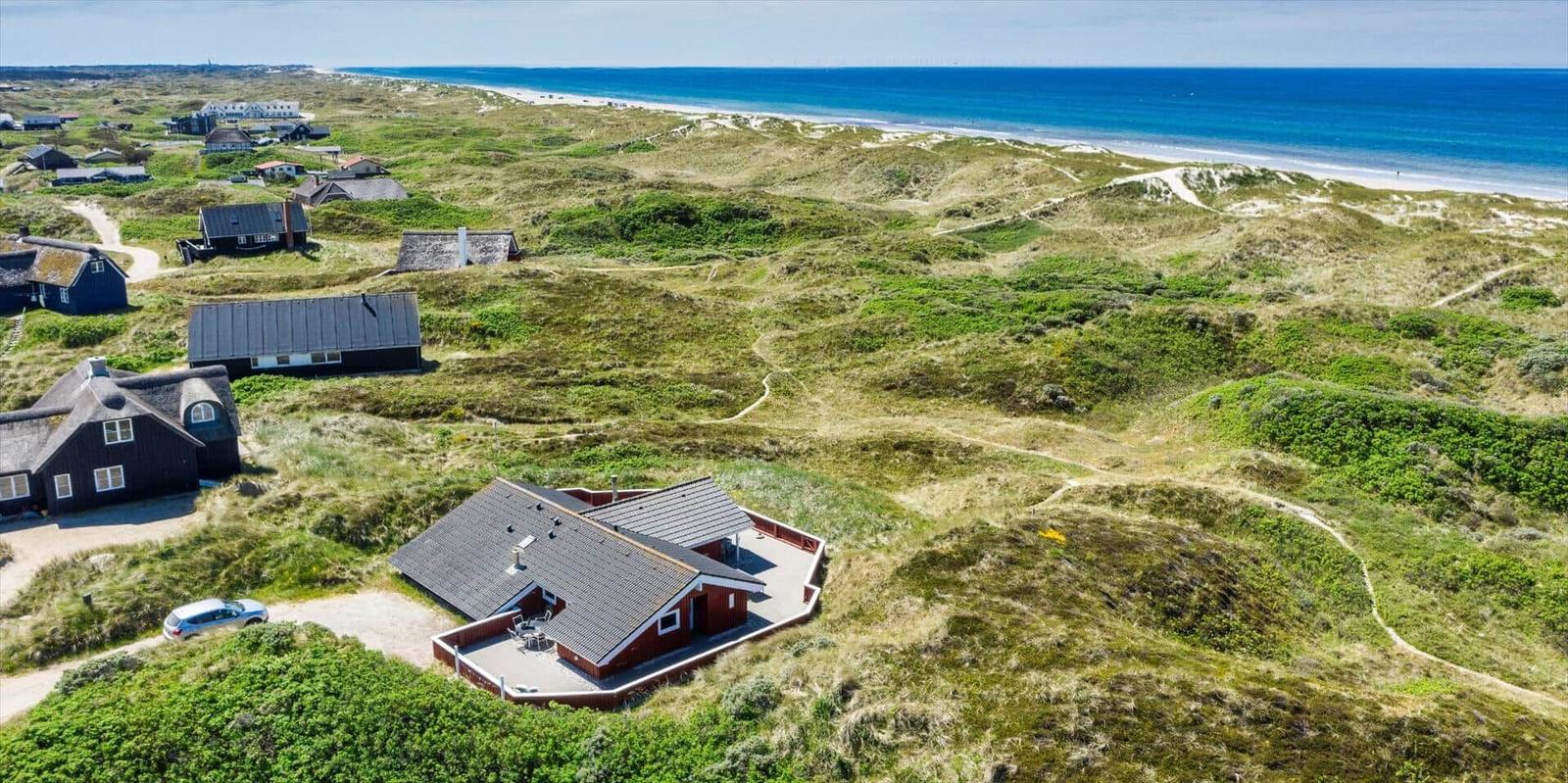 Haus auf Dünen mit Blick auf Strand und Meer
