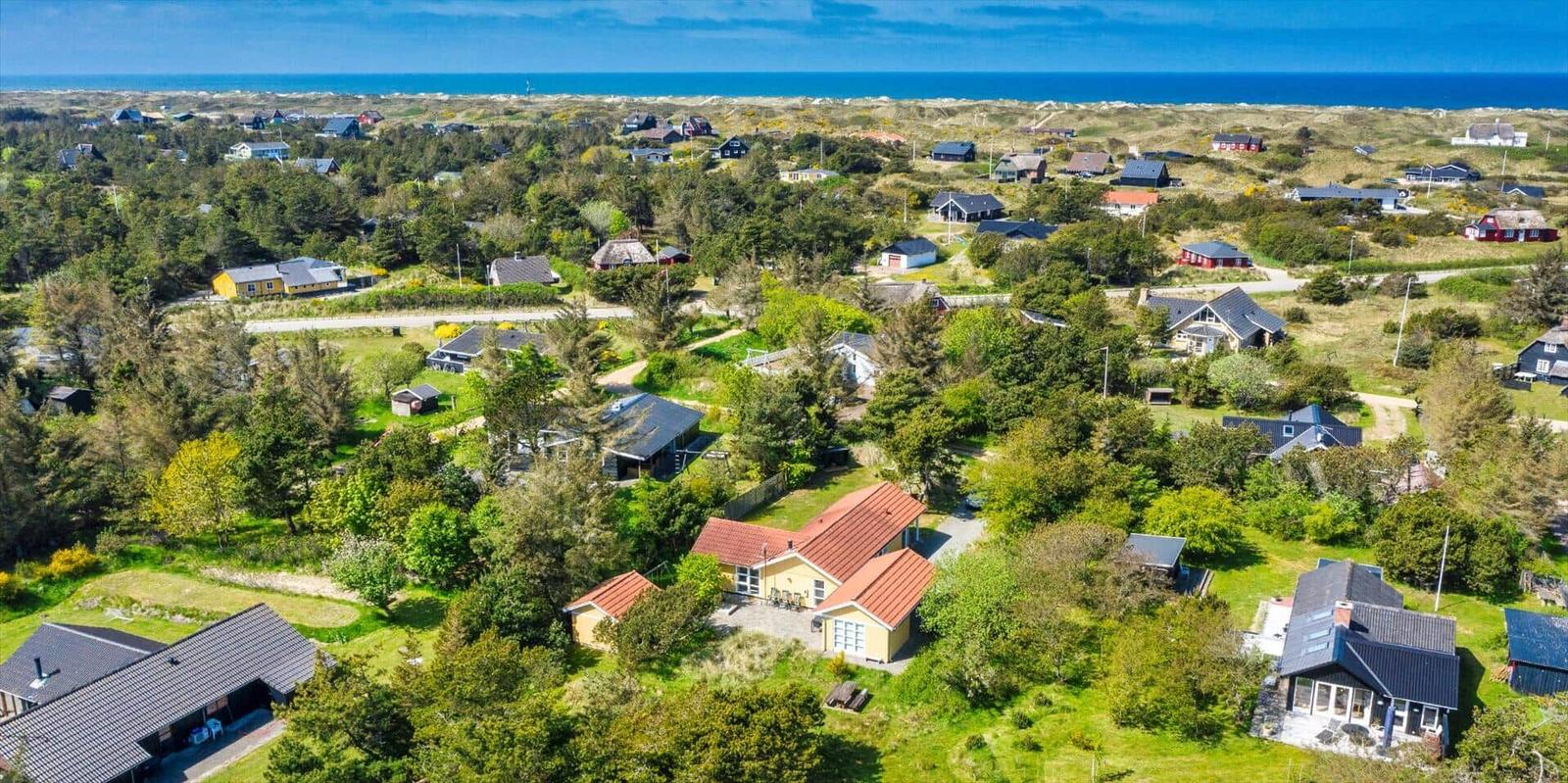 Luftbild von Ferienhäusern mit Grünflächen und Blick auf das Meer
