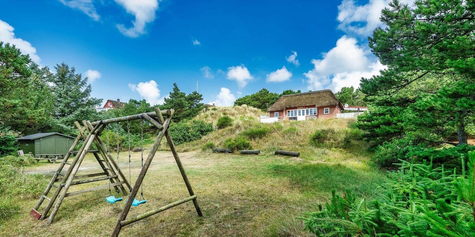 Haus mit Schaukel im Grünbereich