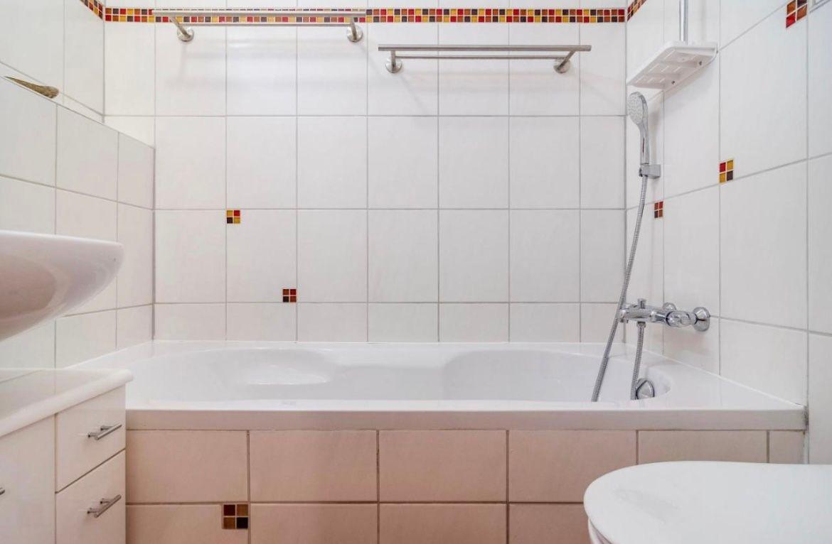 Badezimmer mit Badewanne, Dusche und Waschbecken.