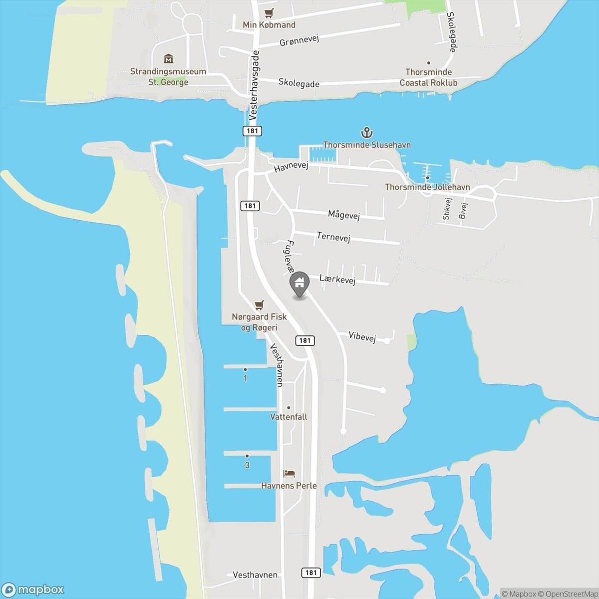 Karte zeigt Lage an Hafen mit Straßen und Sehenswürdigkeiten