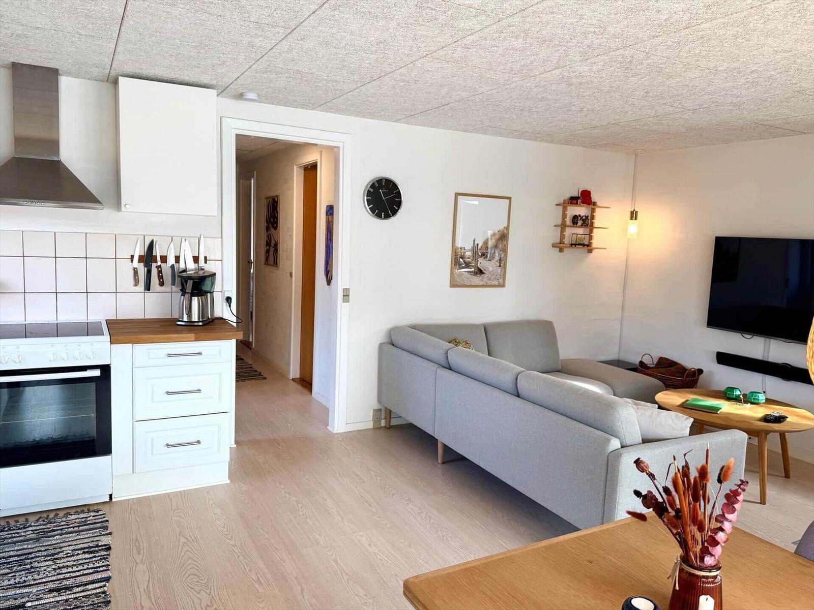 Wohnung mit Küche, Sofa und Fernseher