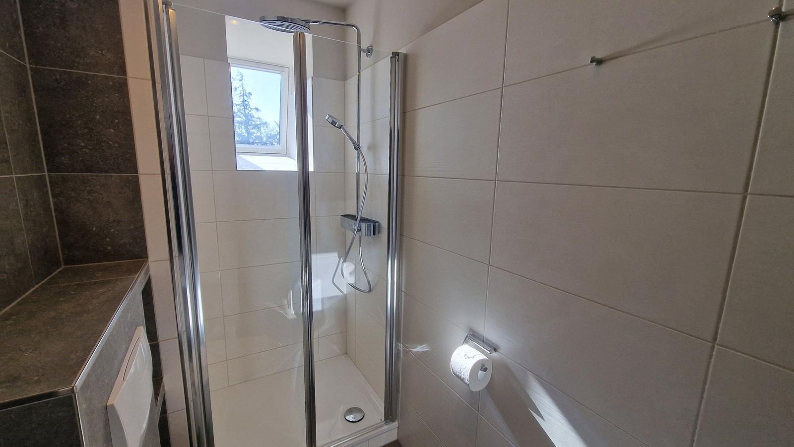 Dusche mit Regenbrause...