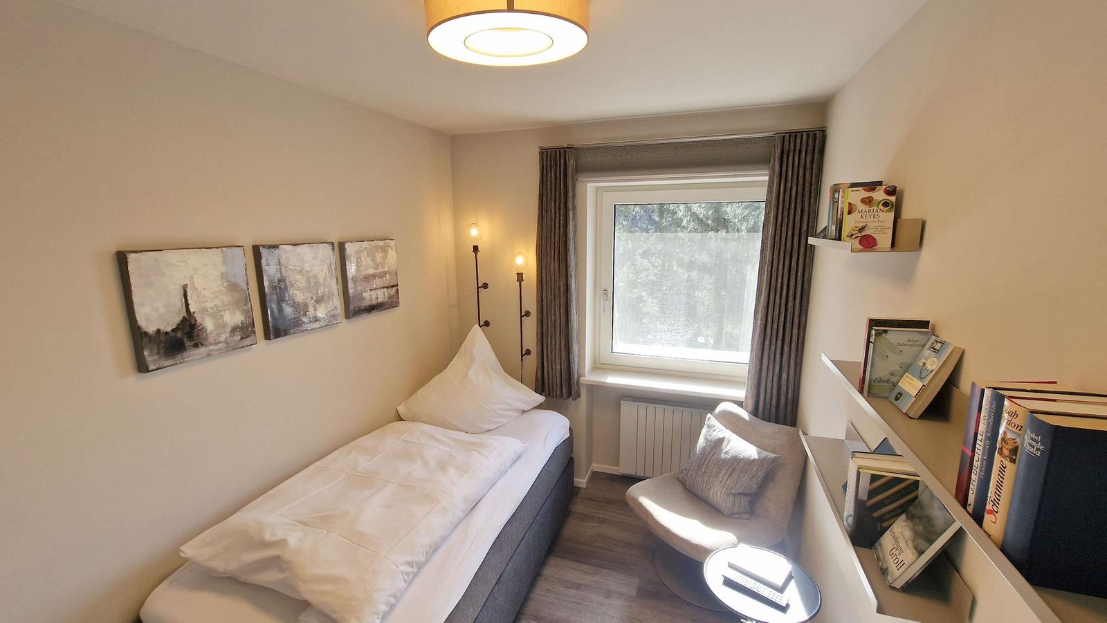 Schlafzimmer 1 mit Boxspringbett...