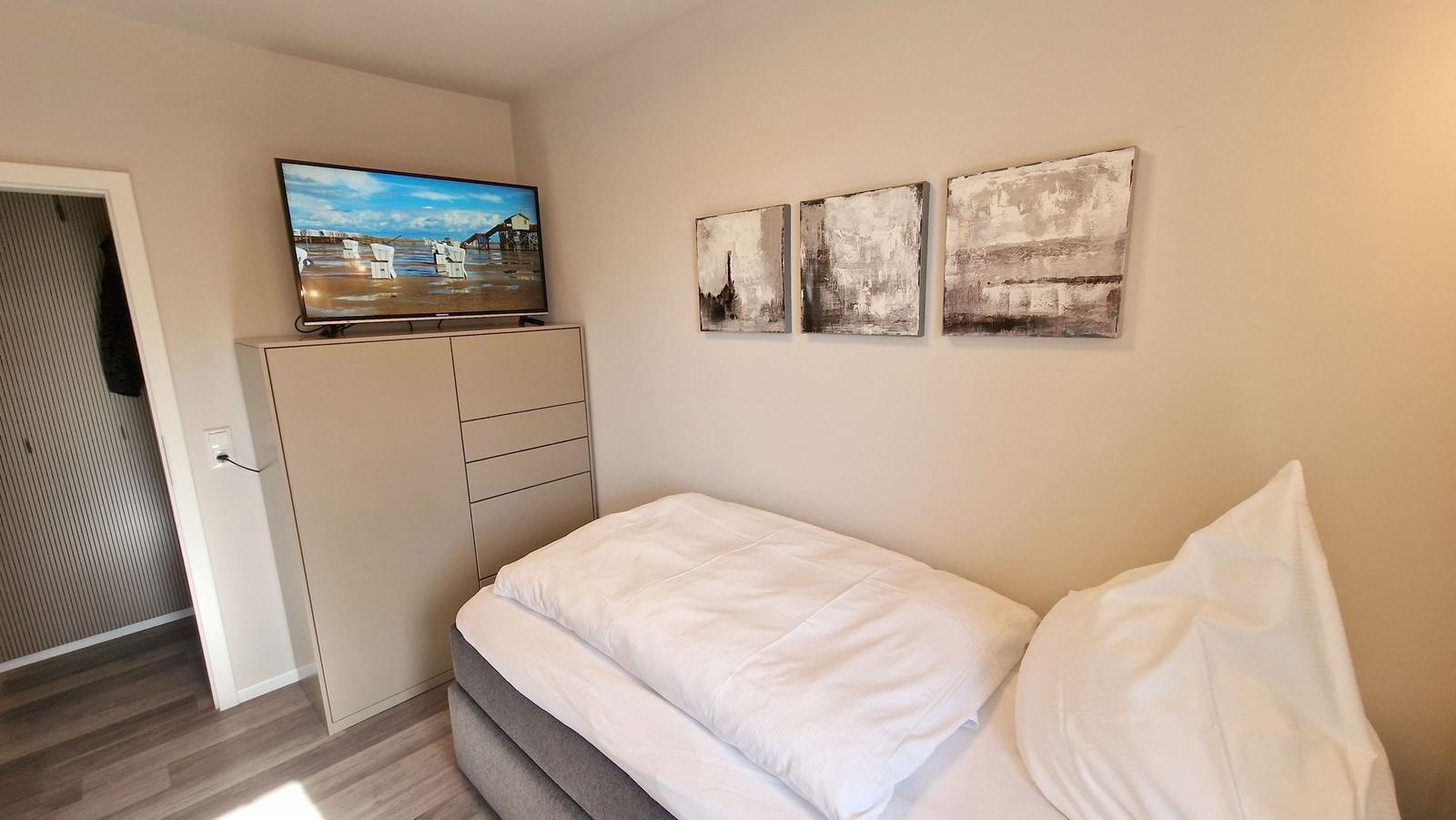 Schlafzimmer 1 unten mit Smart-TV...