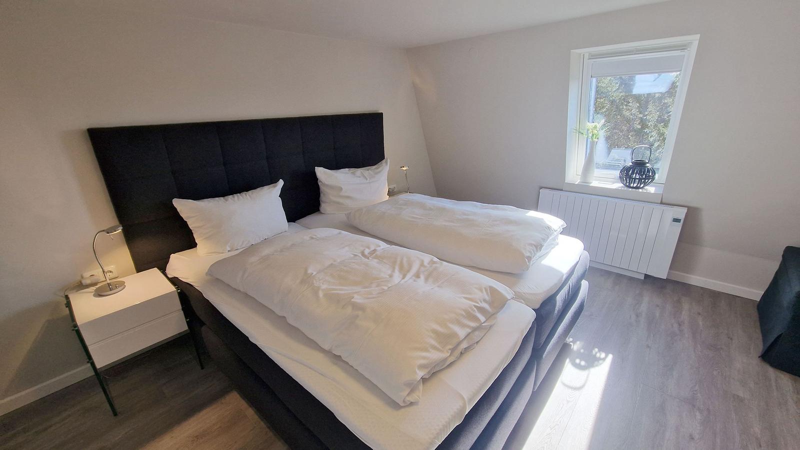 Schlafzimmer 2 mit Boxspringbett...