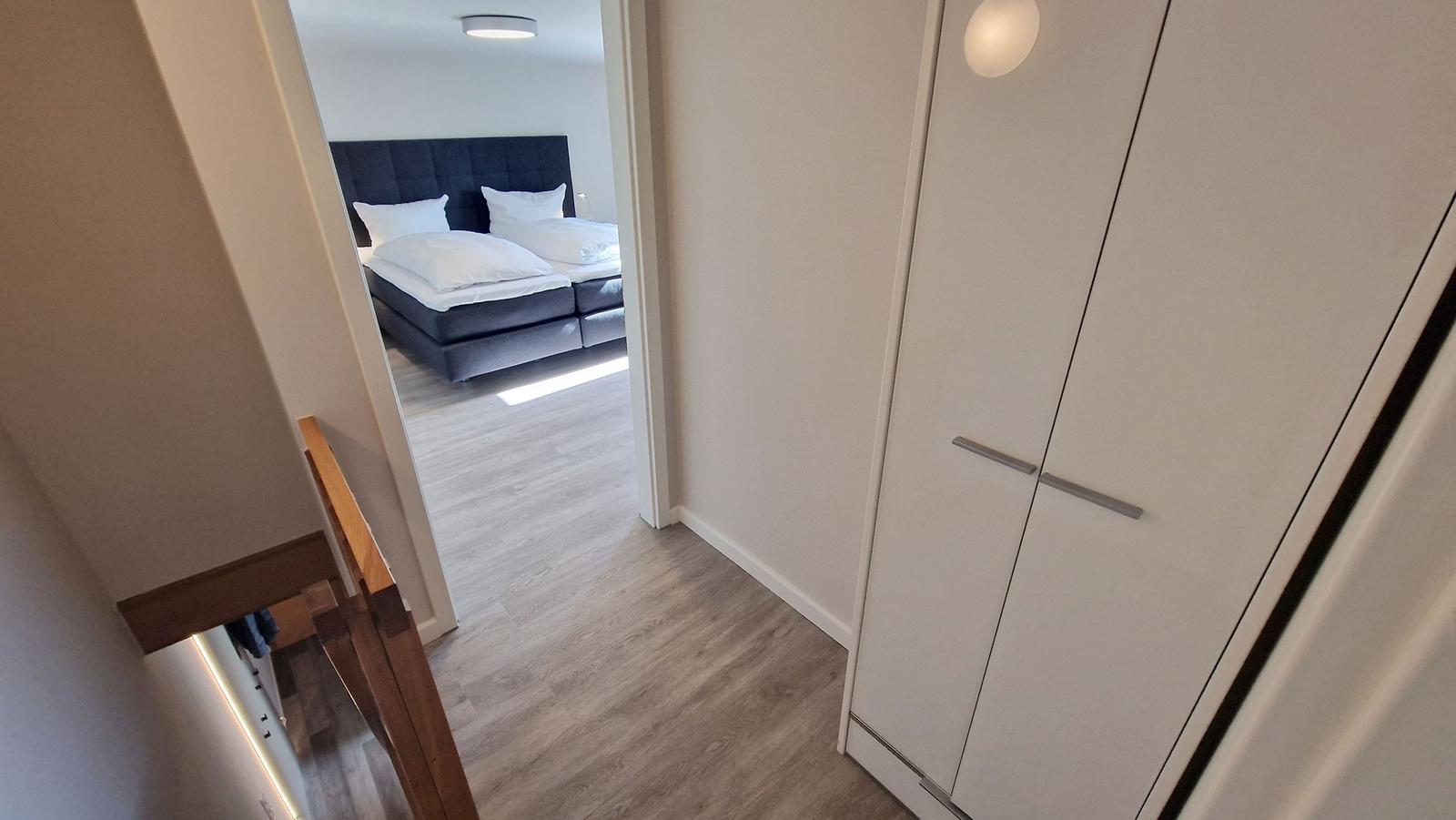 Flur mit Blick zum Schlafzimmer 2...