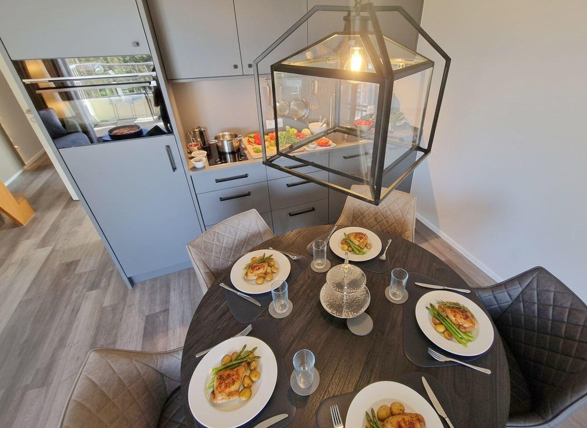 Esstisch & Kueche...