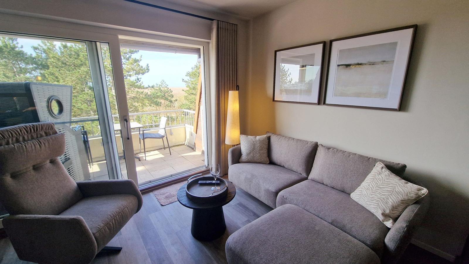 Wohnzimmer mit Blick zum Balkon...